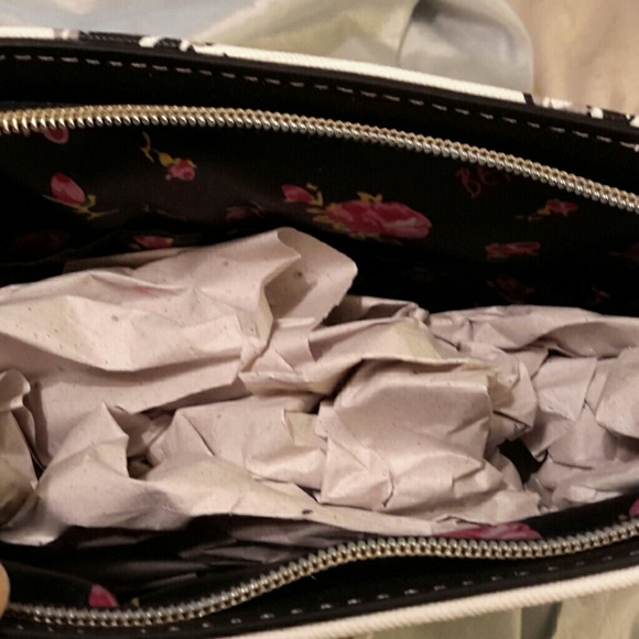 Betsey Johnson smell the roses Cosmo bag ⭐ - Picture 4 of 6